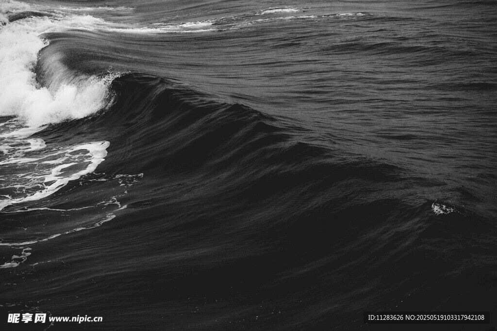 海浪翻涌瞬間
