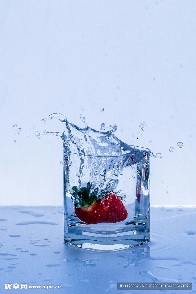 草莓入水濺起晶瑩水花