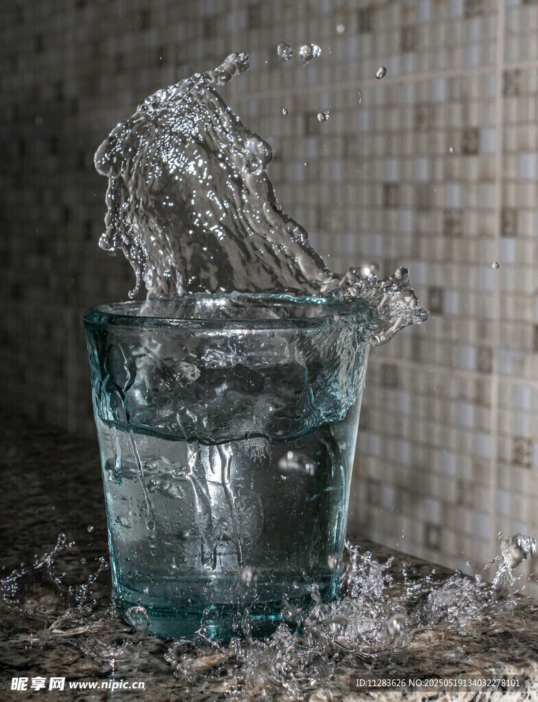 水杯中水濺起的瞬間