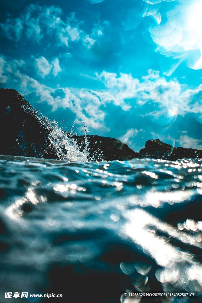 海邊波光粼粼的美麗景象