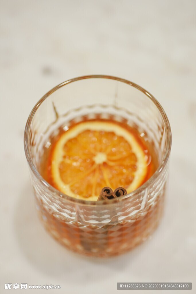橙片點綴的美味熱飲