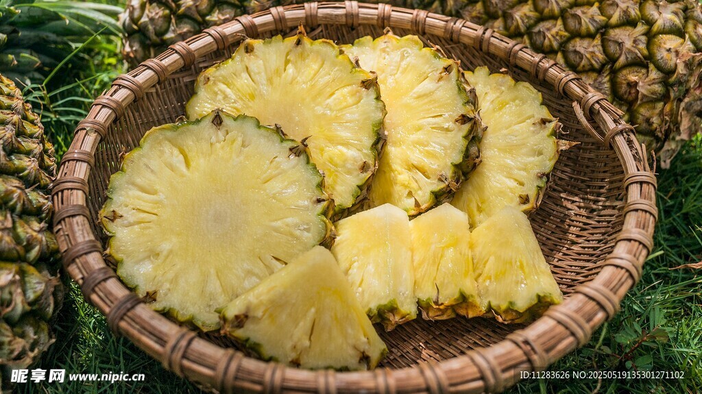 竹籃中的新鮮菠蘿切片