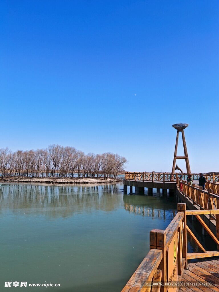 湖畔木棧道與瞭望塔美景