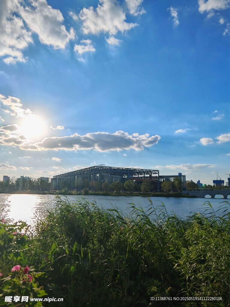 湖畔藍天美景