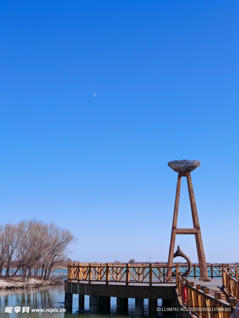 湖畔木橋與瞭望塔景觀