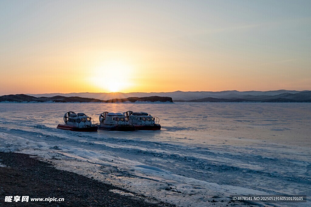 夕陽下海上船只的美麗景象