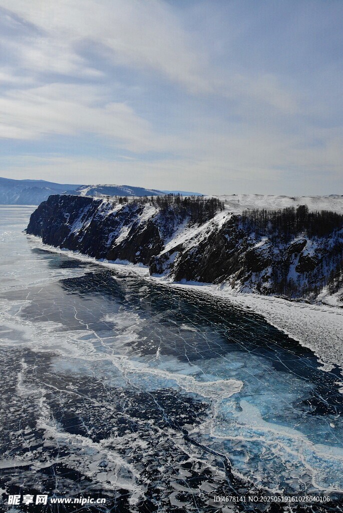 冰雪覆蓋的海岸壯麗景觀