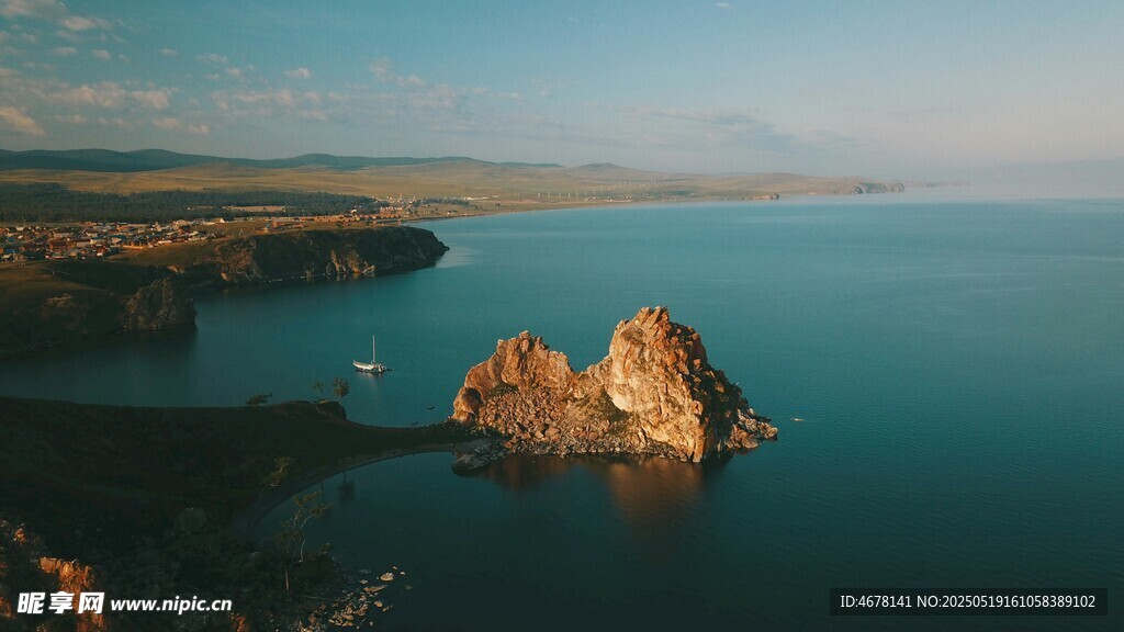 海邊孤巖美景
