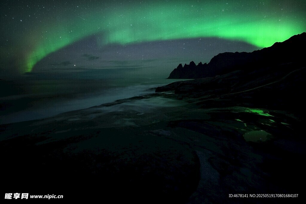 夜空中絢爛的北極光美景