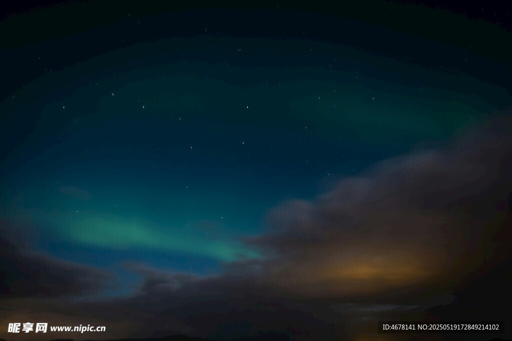 夜空中的絢麗極光景象