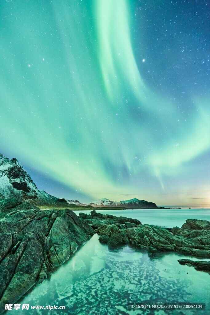 夢(mèng)幻極光下的靜謐海岸