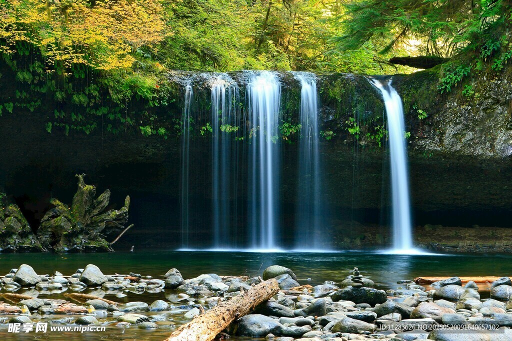 山間瀑布美景