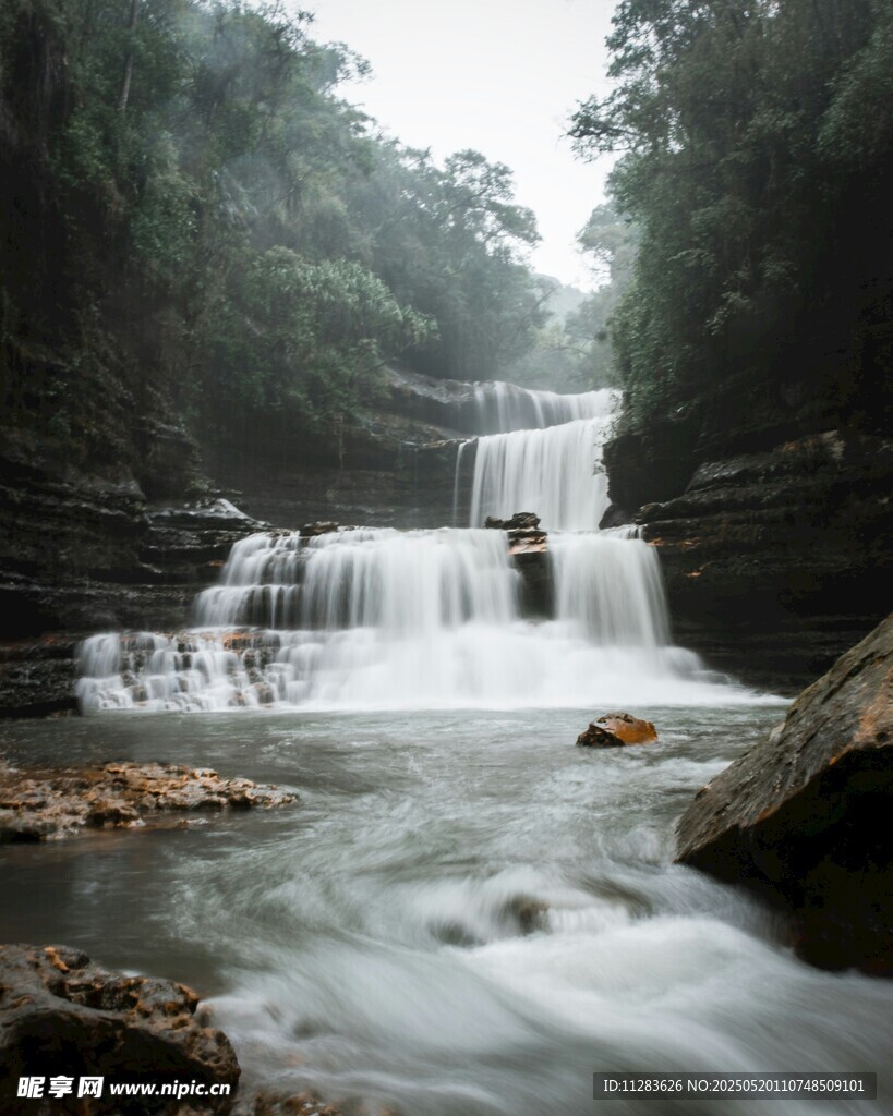 山間瀑布溪流自然美景