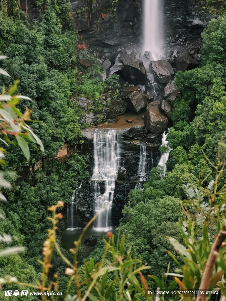 山林間的壯麗瀑布景觀