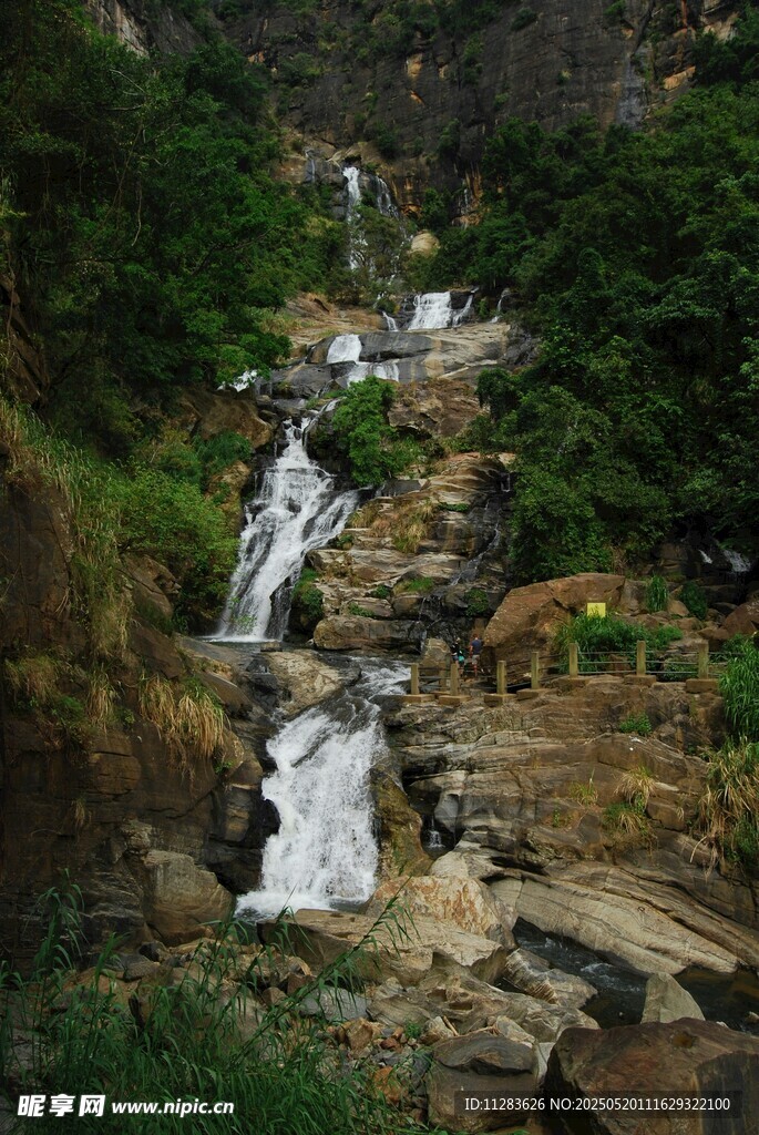 山間溪流瀑布自然美景