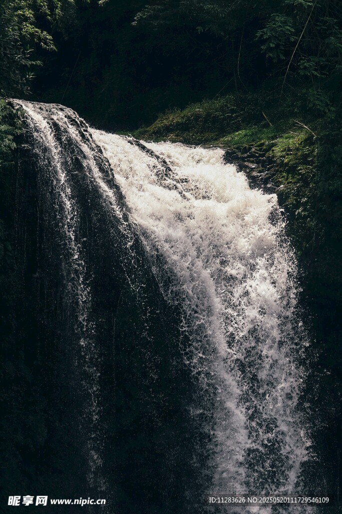 山間瀑布美景