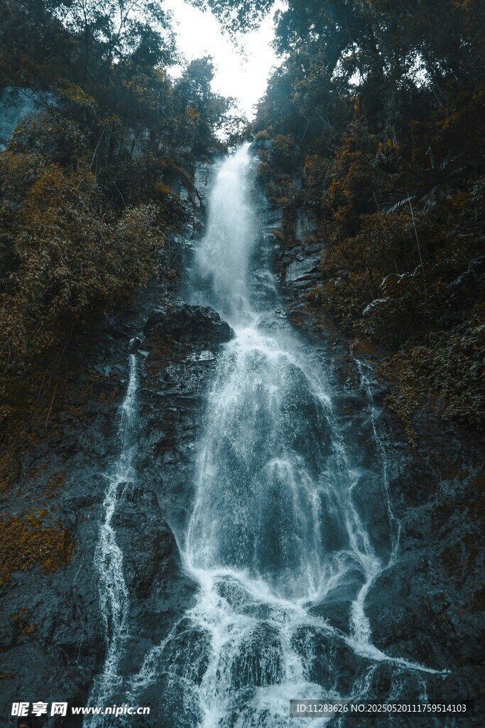 山間瀑布美景
