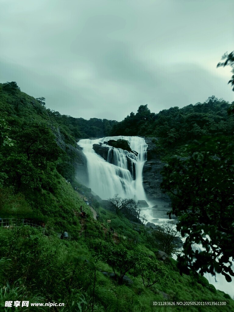 山間瀑布綠意環(huán)繞的美景