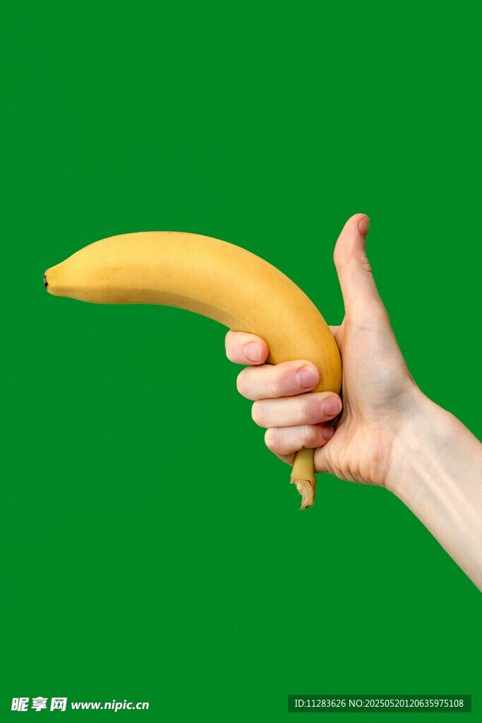 手握著一根黃色香蕉