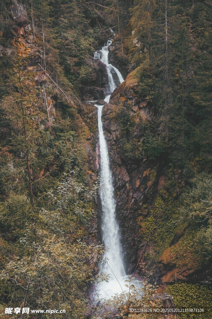 山間瀑布美景