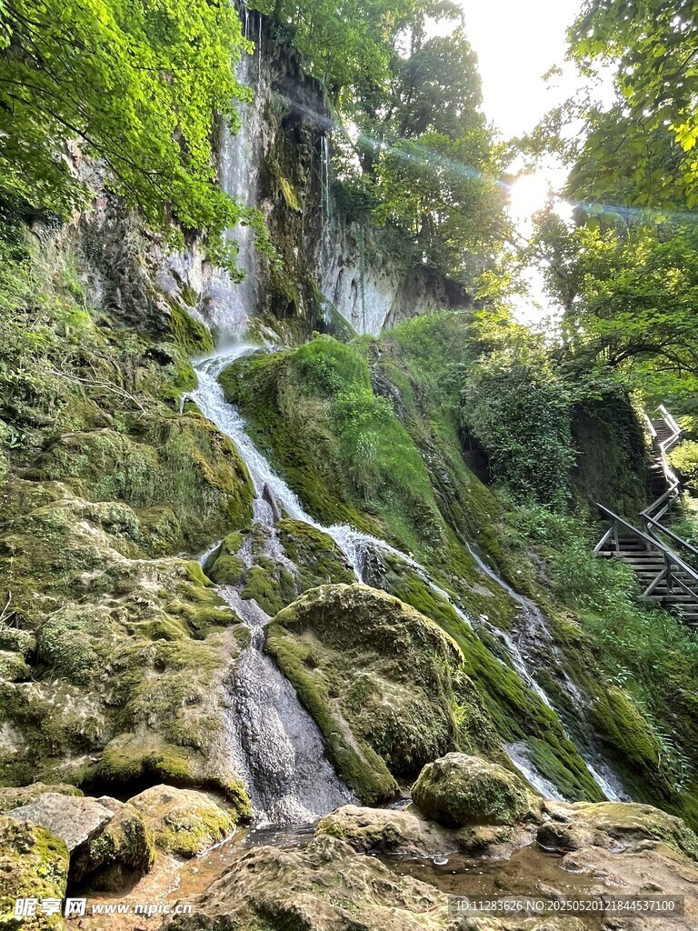山間翠綠瀑布自然美景