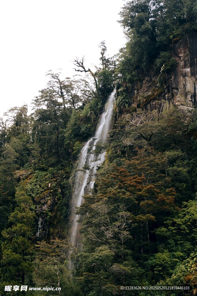 山間瀑布美景