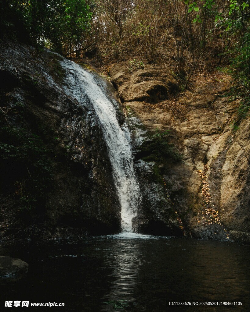 山間瀑布美景