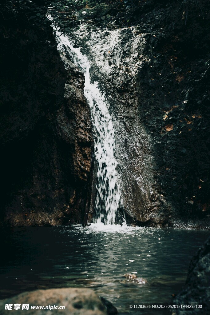 山間瀑布美景