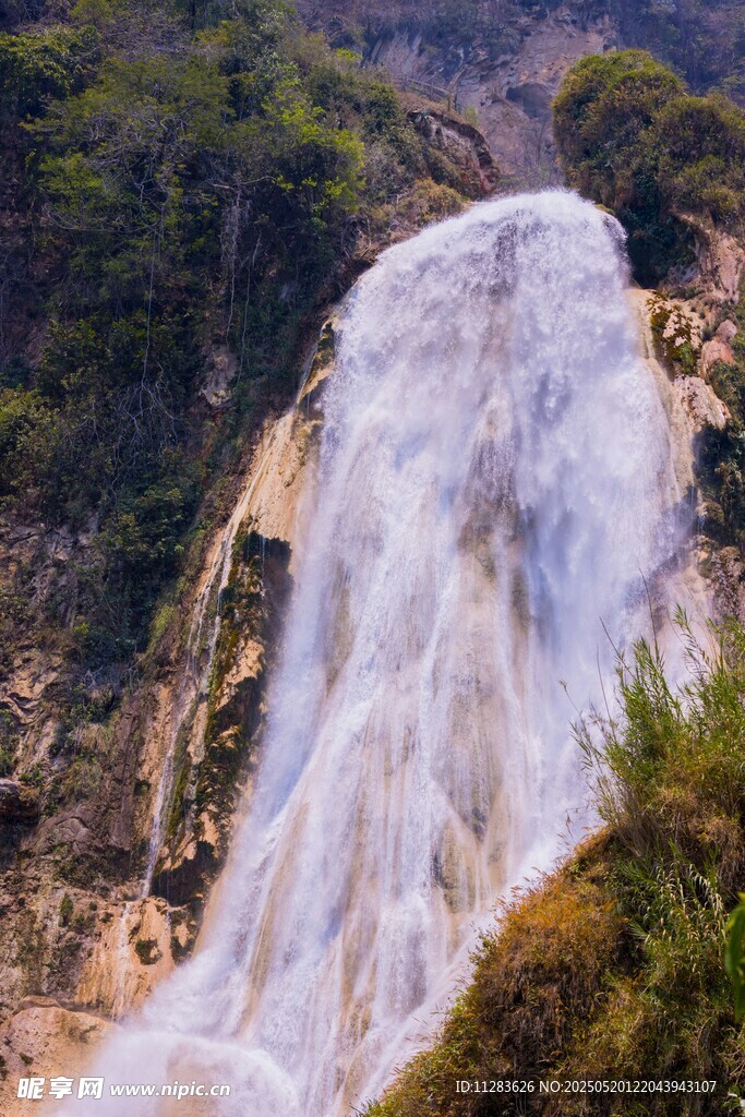 山間壯麗瀑布景觀