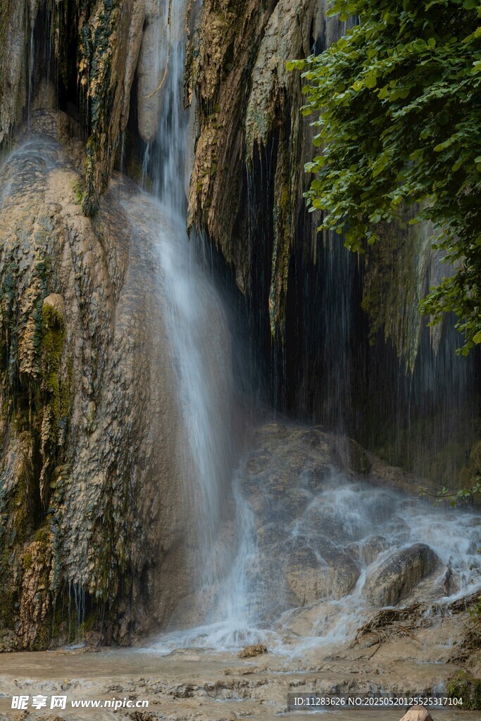 山間小瀑布景觀