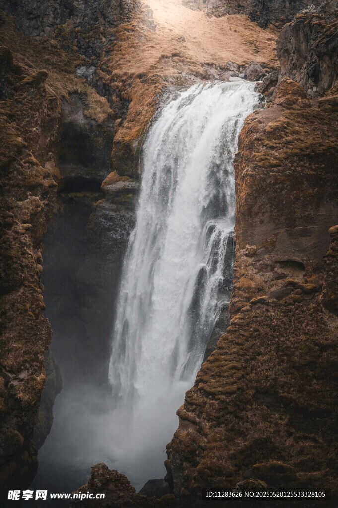 壯觀山間瀑布美景