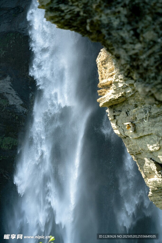 山間飛瀑美景