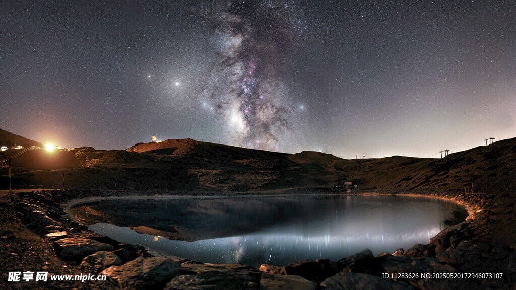 星空下的靜謐湖泊美景