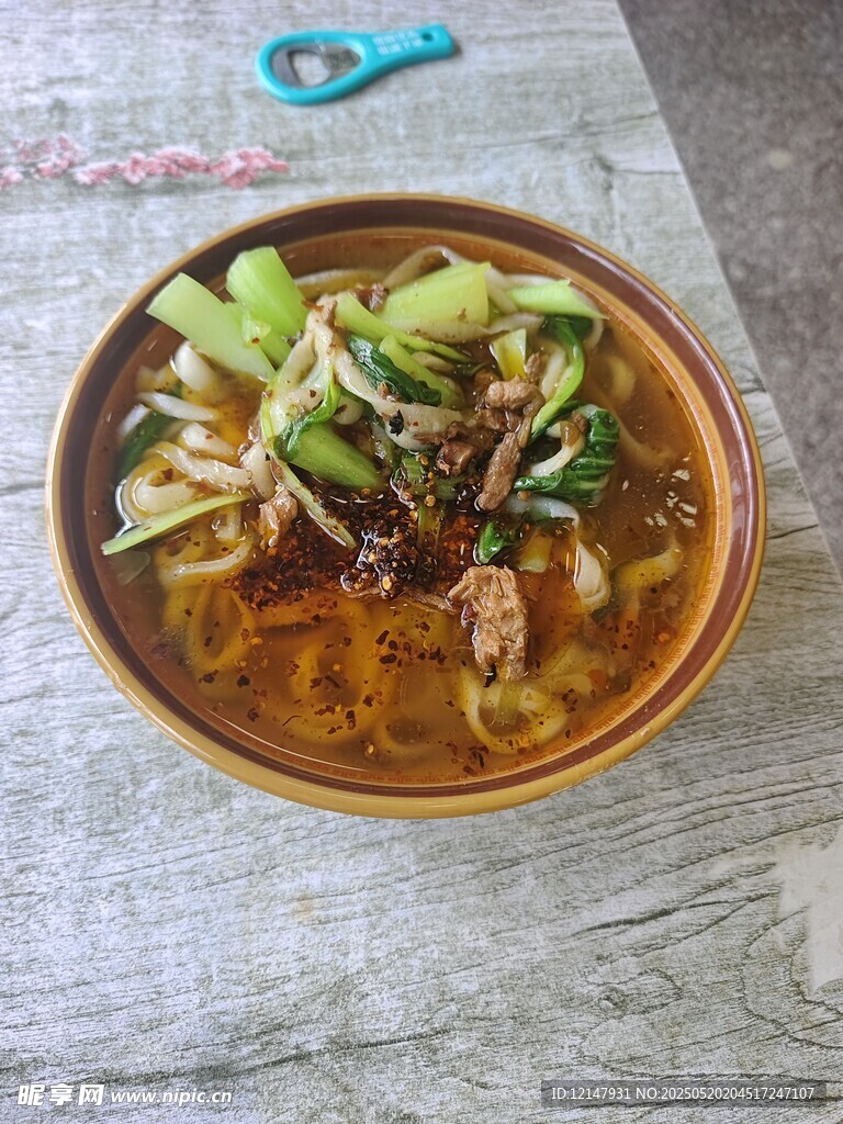 美味牛肉蔬菜湯面
