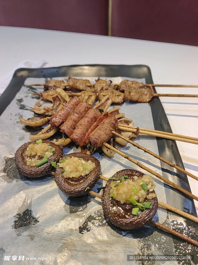 美味烤串拼盤誘人呈現