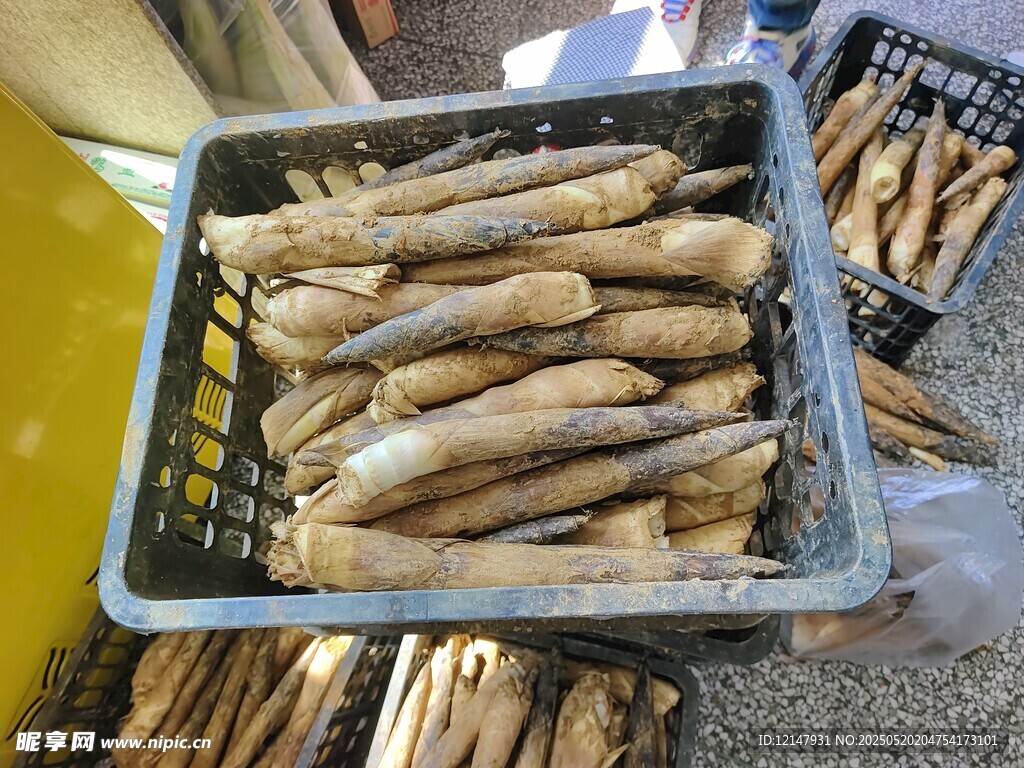 筐中擺放的特色根莖食材