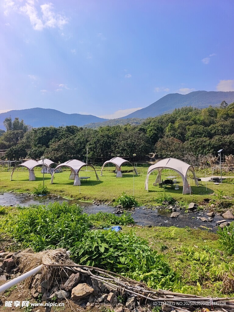 山間草地中的露營帳篷