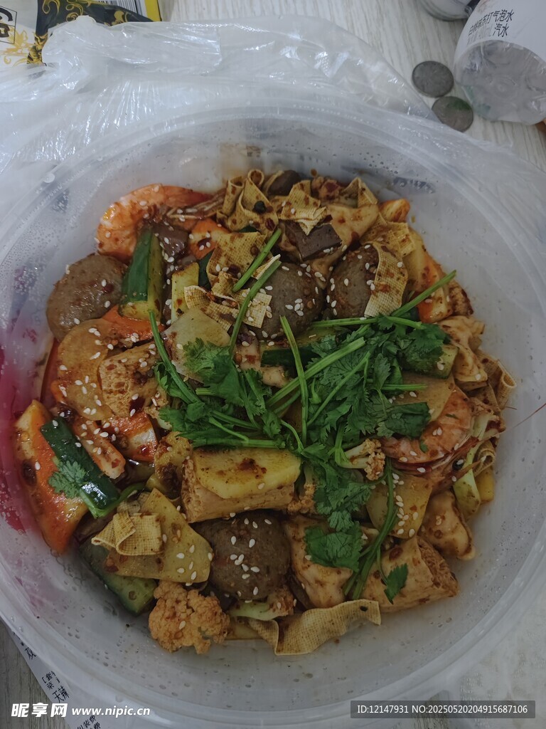 美味多彩的盒裝混麻辣香鍋