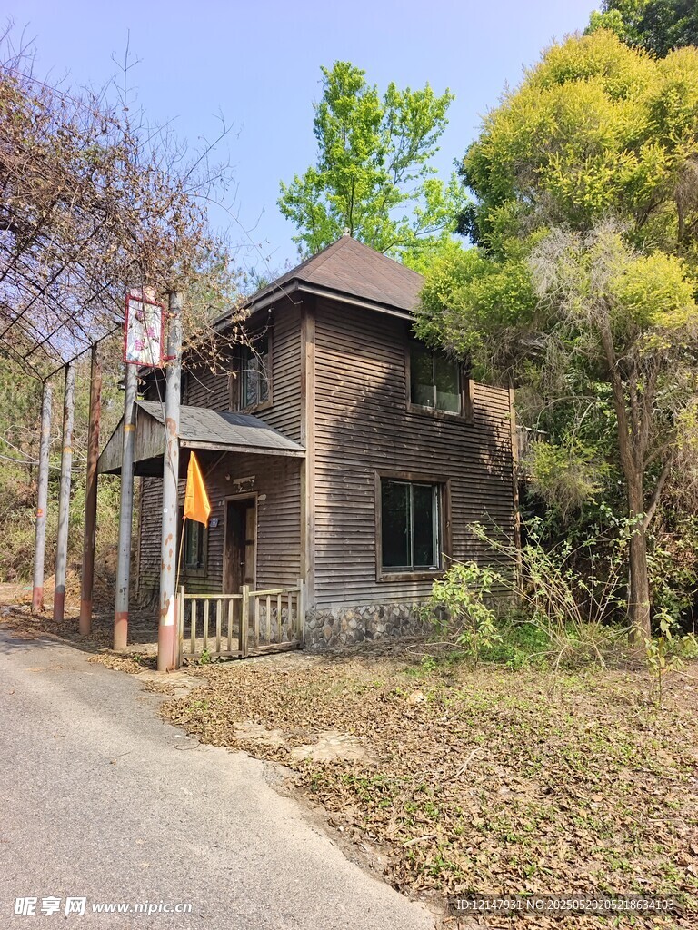 林間古樸小屋
