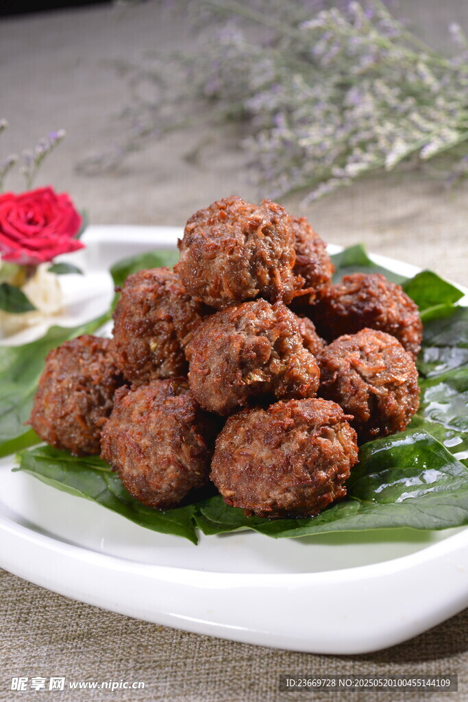 美味炸肉丸擺于綠葉之上
