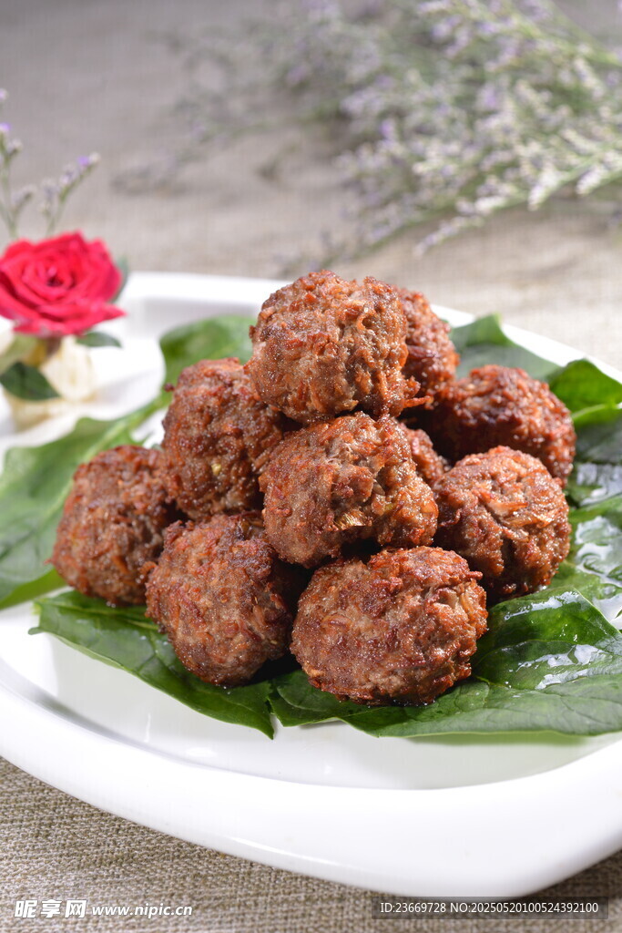 美味肉丸擺于綠葉之上