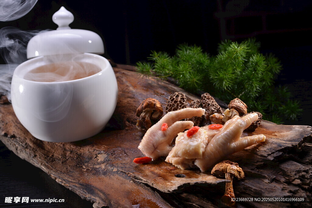 養(yǎng)生菌湯配滋補(bǔ)食材