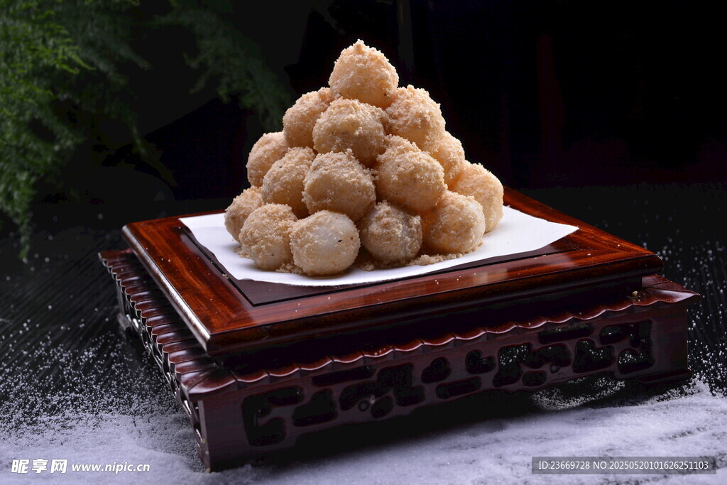 美味堆疊的特色丸子