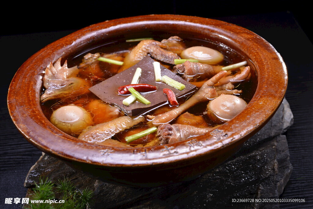 美味雞煲誘人呈現(xiàn)