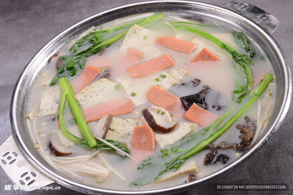 營養豐富的蔬菜三文魚湯