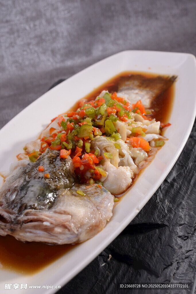 清蒸鮮魚配多彩佐料