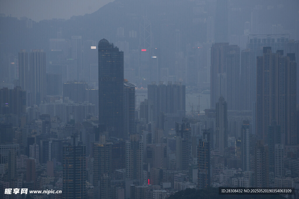 霧中都市高樓景觀