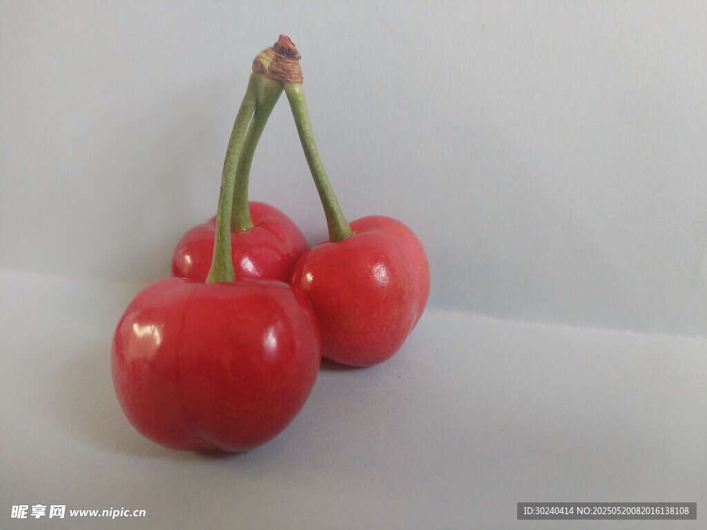 三顆鮮紅飽滿的櫻桃