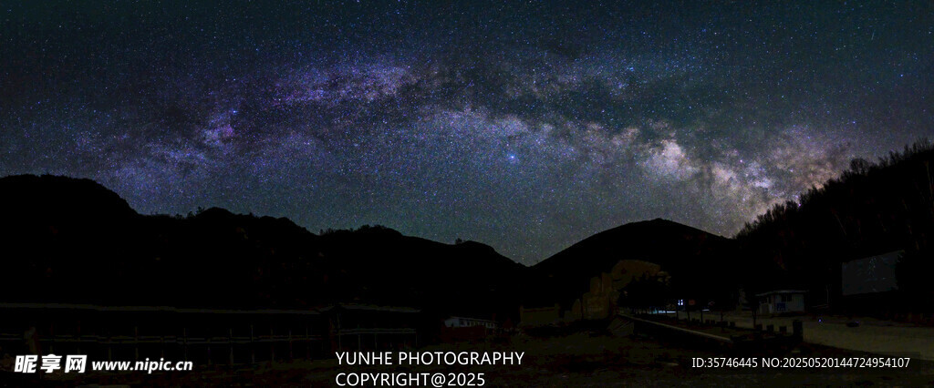 山間璀璨星空夜景