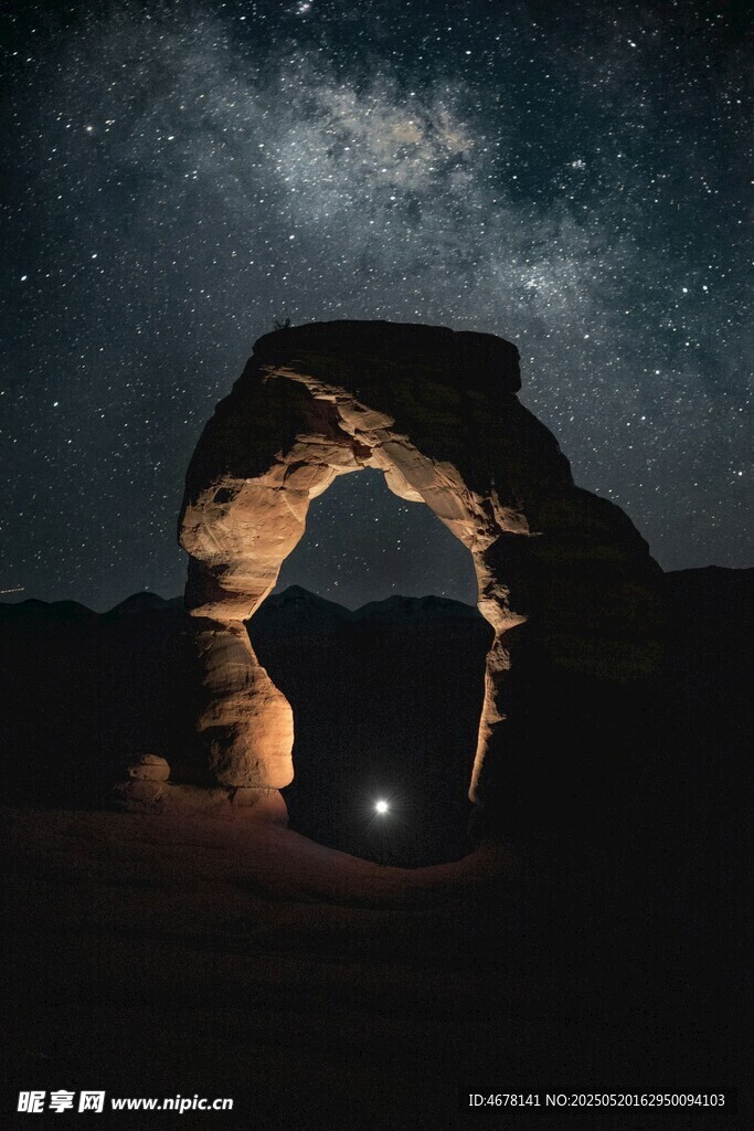 夜空下的神秘石拱景觀